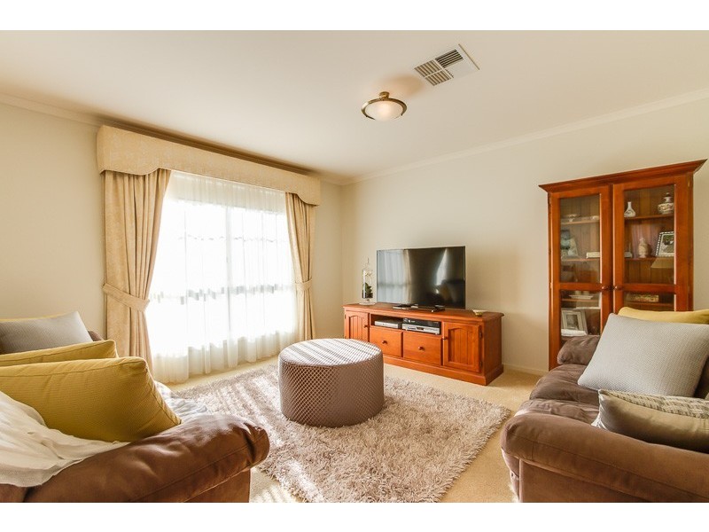 27 Gleeson Crescent, Rostrevor SA 5073