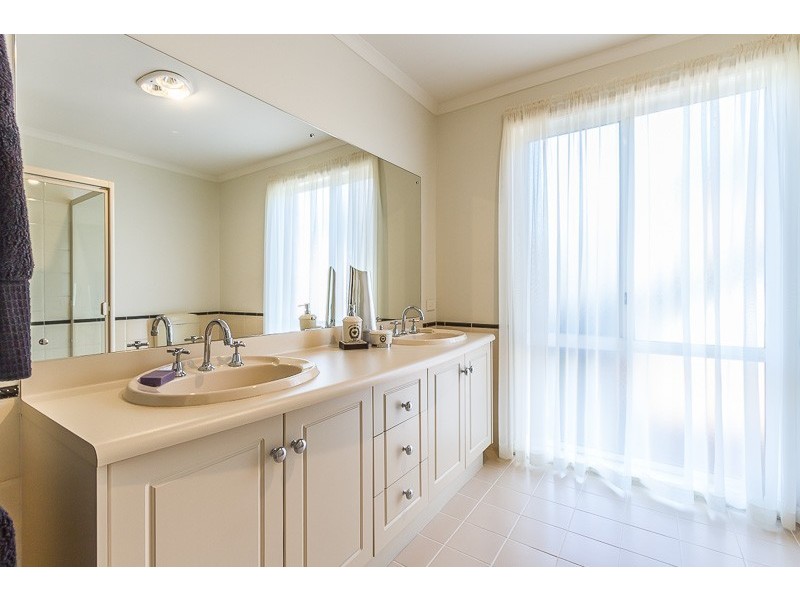 27 Gleeson Crescent, Rostrevor SA 5073