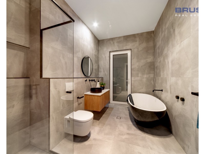 118 Seaview Road, Tennyson SA 5022