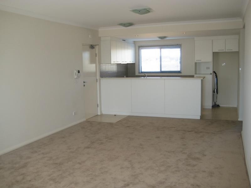 33/2 Stockton Bend, Cockburn Central WA 6164