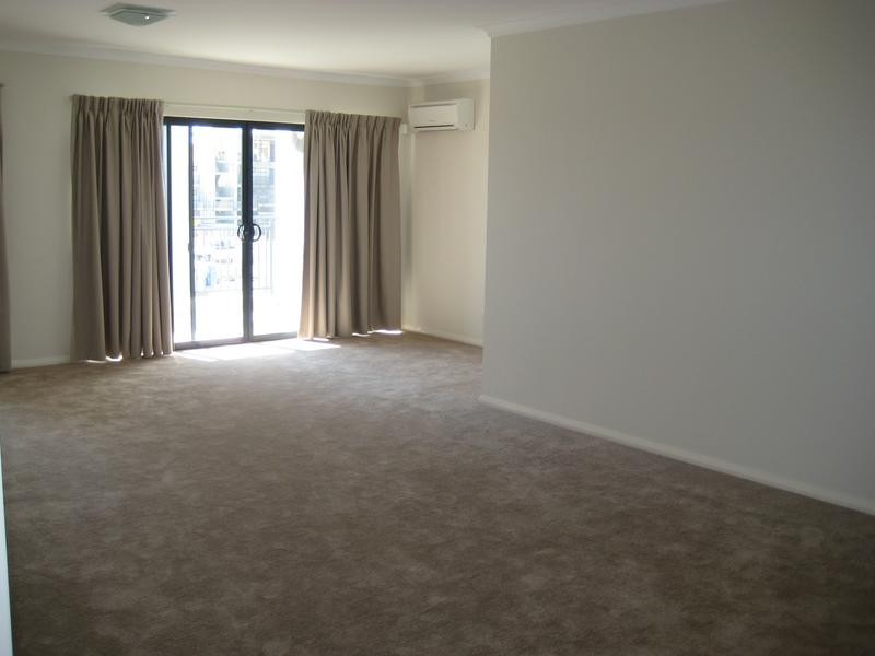 33/2 Stockton Bend, Cockburn Central WA 6164