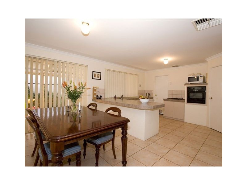 27 Marraboor Place, Success WA 6164