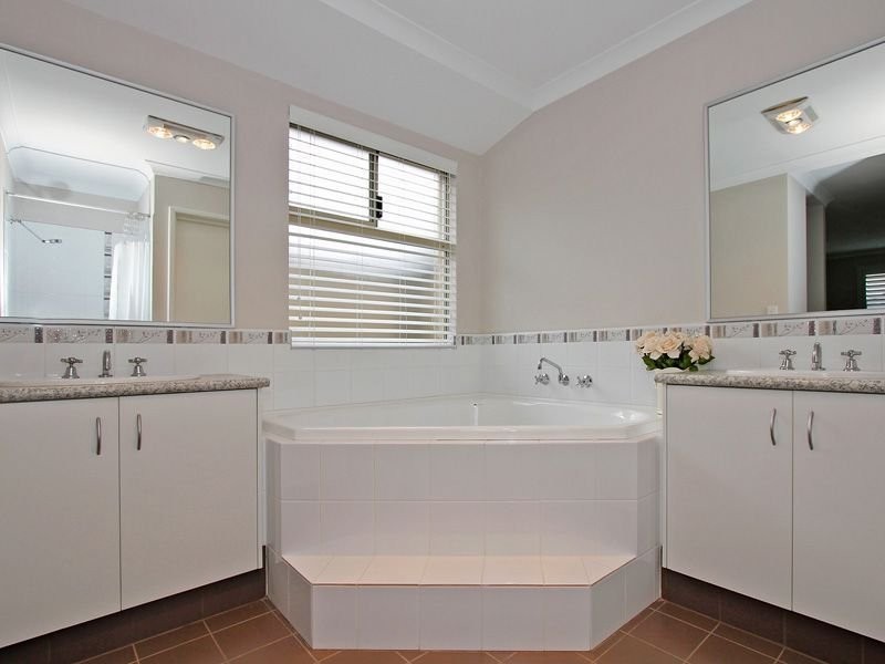 29 St Joseph Fairway, Success WA 6164