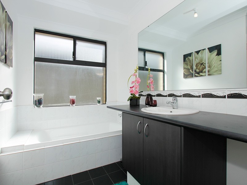 25 Yellowwood Avenue, Piara Waters WA 6112