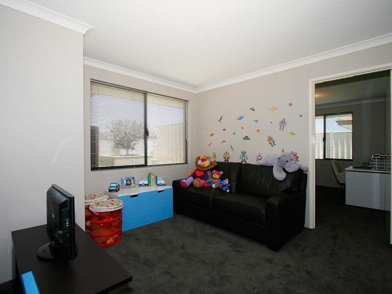 4 Caridean Way, Hammond Park WA 6164