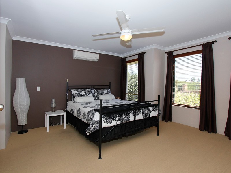 4 New England Vista, Aubin Grove WA 6164