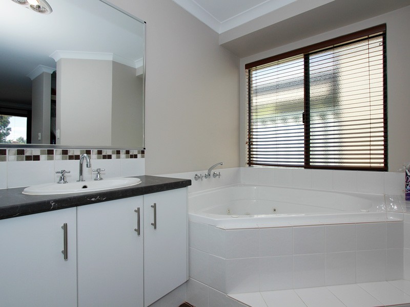 4 New England Vista, Aubin Grove WA 6164