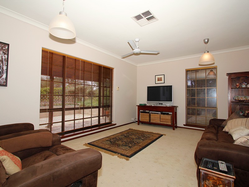 10 Lakes Way, Jandakot WA 6164