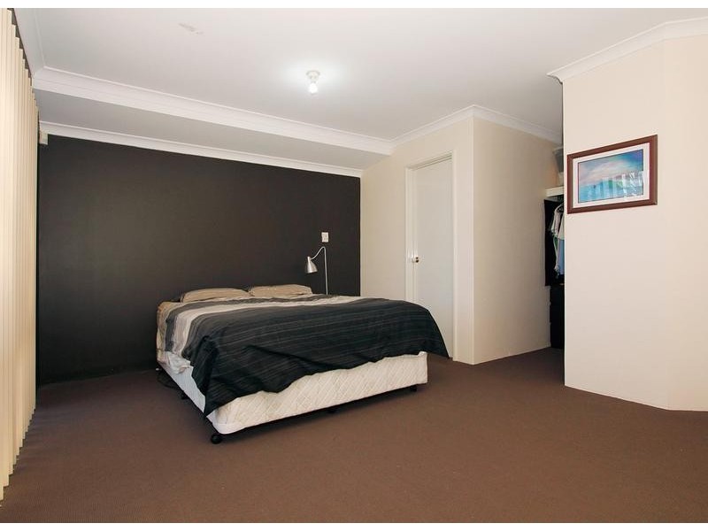 10 Breaden Pass, Success WA 6164