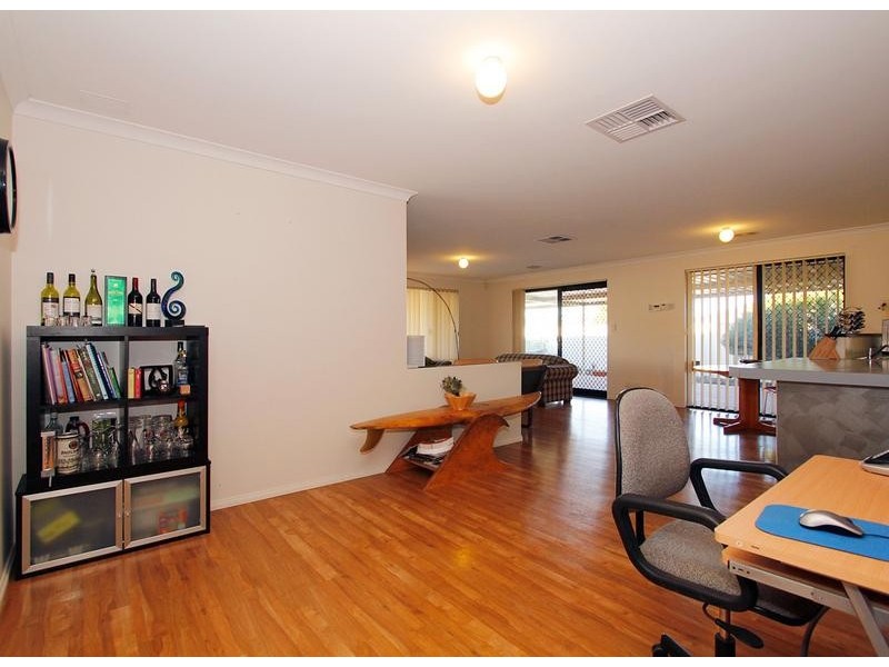 10 Breaden Pass, Success WA 6164