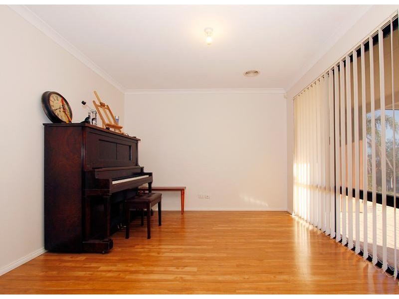 10 Breaden Pass, Success WA 6164