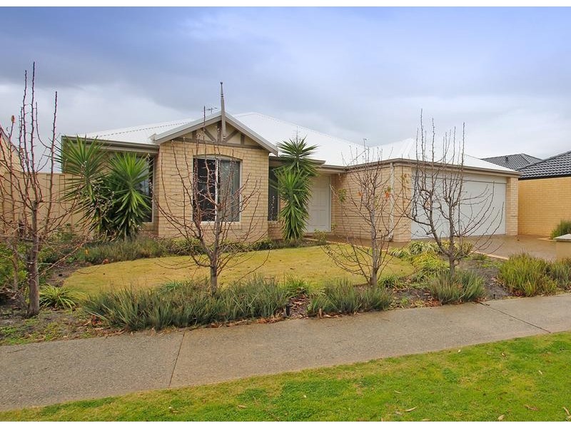 4 Deanmore Bend, Hammond Park WA 6164