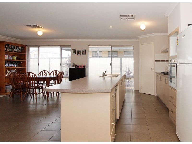 4 Deanmore Bend, Hammond Park WA 6164