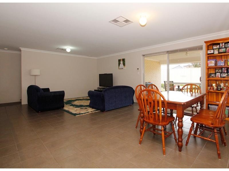 4 Deanmore Bend, Hammond Park WA 6164