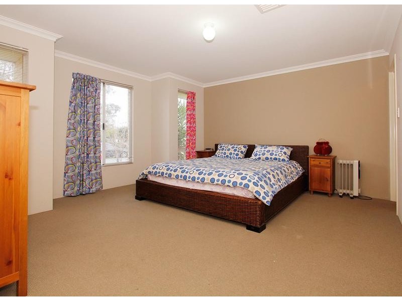 4 Deanmore Bend, Hammond Park WA 6164