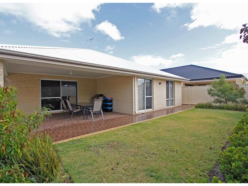 4 Deanmore Bend, Hammond Park WA 6164