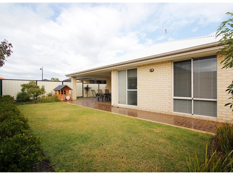 4 Deanmore Bend, Hammond Park WA 6164