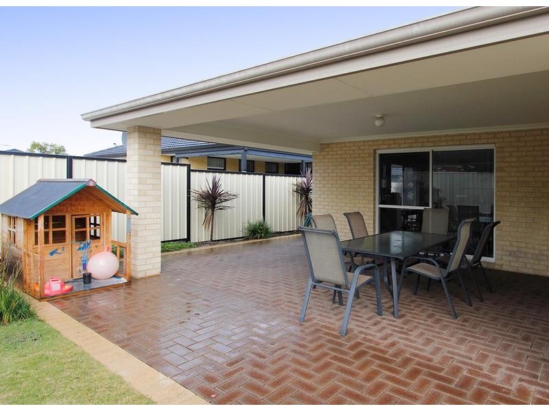 4 Deanmore Bend, Hammond Park WA 6164