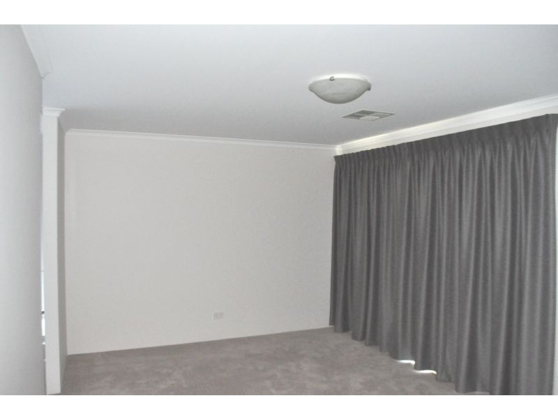 27 Oakridge Meander, Success WA 6164