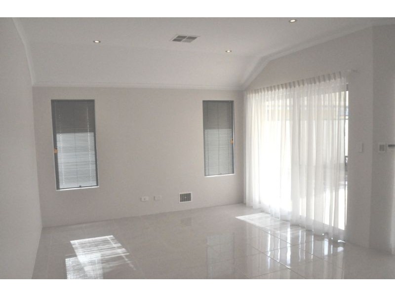 27 Oakridge Meander, Success WA 6164