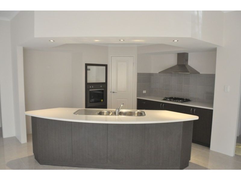 27 Oakridge Meander, Success WA 6164