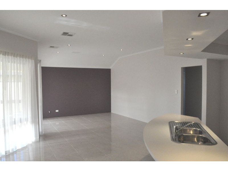 27 Oakridge Meander, Success WA 6164