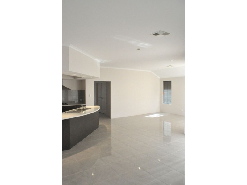 27 Oakridge Meander, Success WA 6164