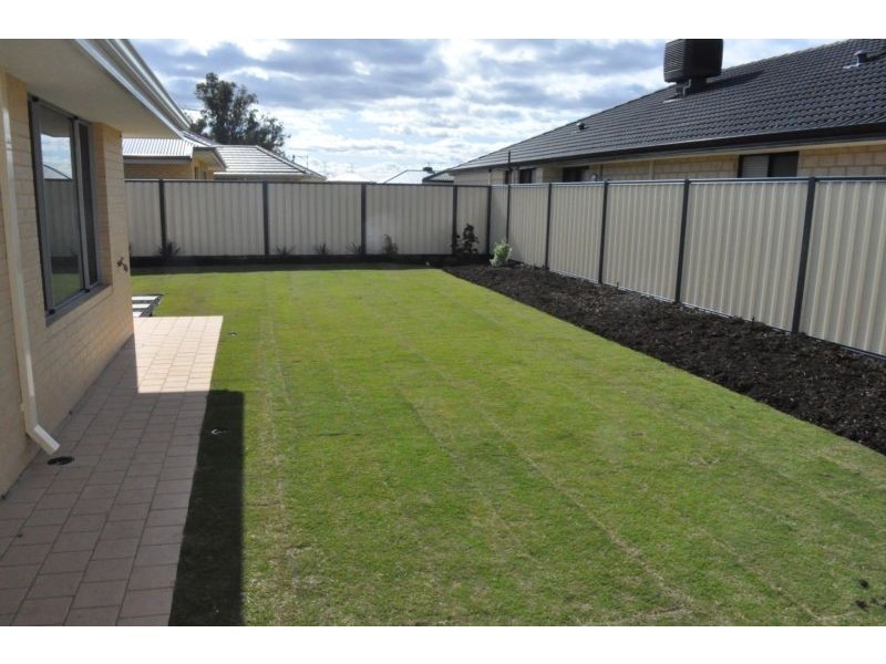 27 Oakridge Meander, Success WA 6164