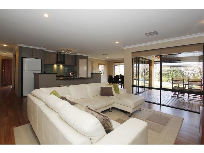 18 Murrumbidgee Drive, Hammond Park WA 6164