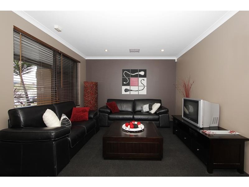 18 Murrumbidgee Drive, Hammond Park WA 6164