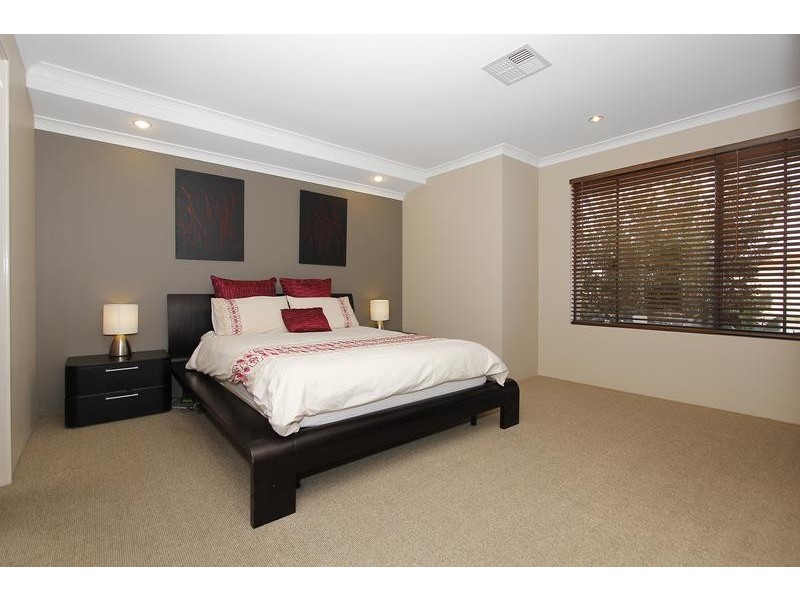 18 Murrumbidgee Drive, Hammond Park WA 6164