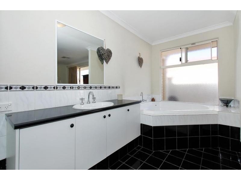9 The Pines Grove, Jandakot WA 6164