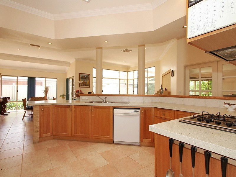 15 Kooralbyn Valley Crescent, Jandakot WA 6164