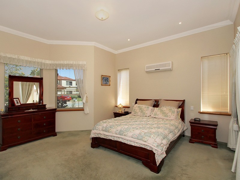 15 Kooralbyn Valley Crescent, Jandakot WA 6164