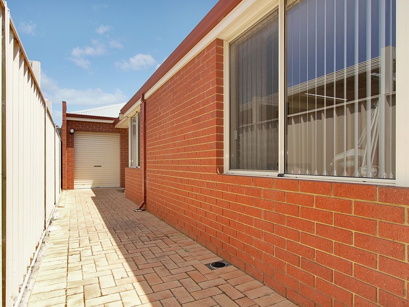 15 Kooralbyn Valley Crescent, Jandakot WA 6164