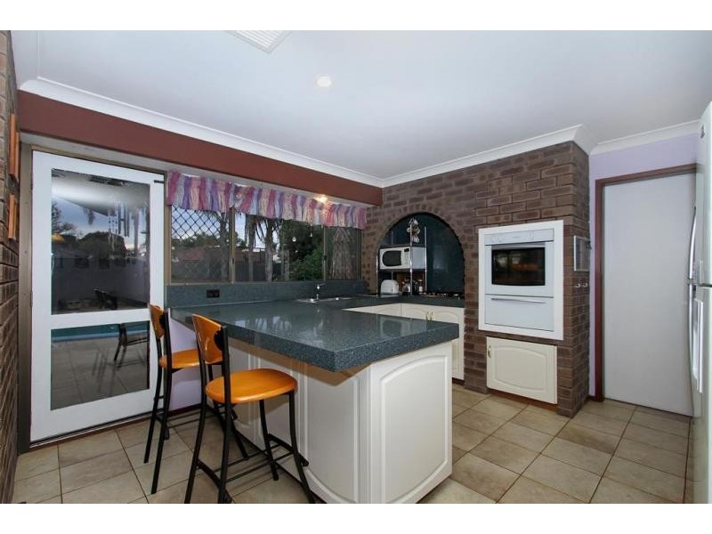 11 Dain Court, Leeming WA 6149