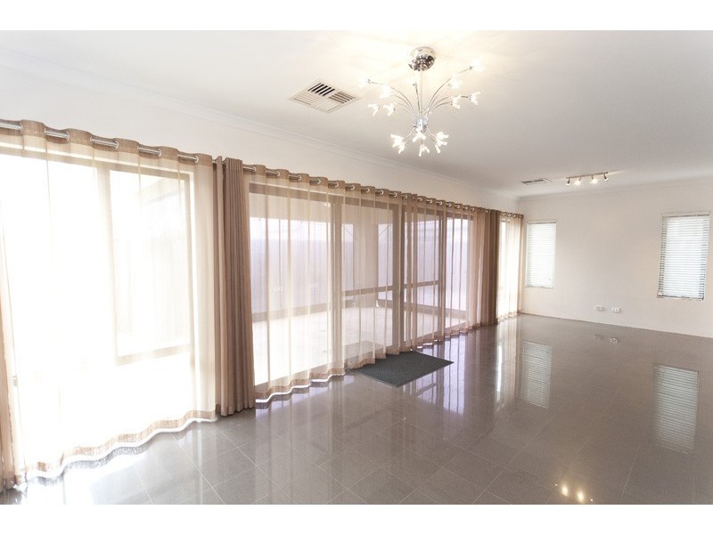 8 Carlton Loop, Canning Vale WA 6155