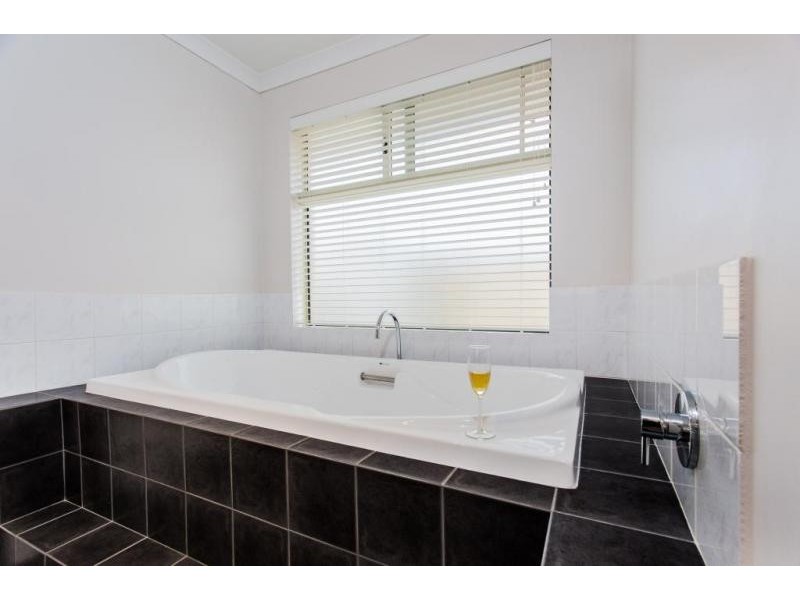 42 Belmore Bend, Aubin Grove WA 6164