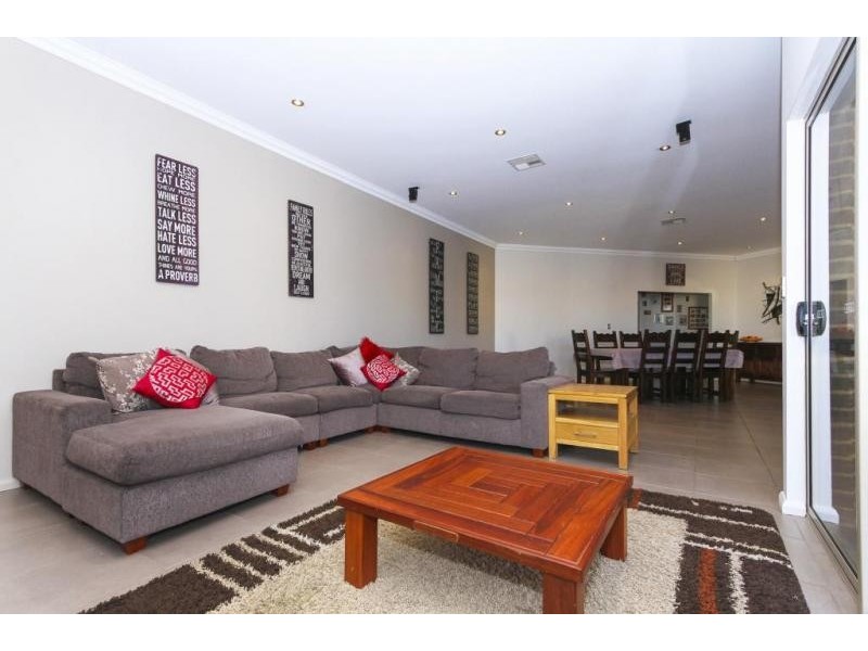 4 Baumea Turn, Hammond Park WA 6164