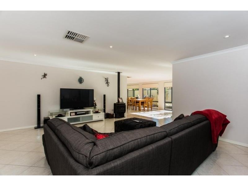 8 Sherbourne Corner, Success WA 6164