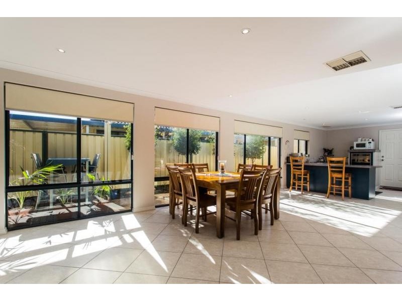 8 Sherbourne Corner, Success WA 6164