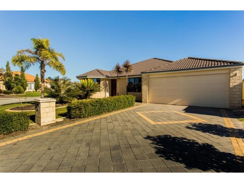 8 Sherbourne Corner, Success WA 6164