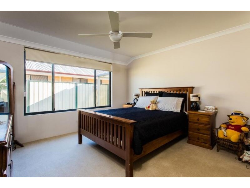 8 Sherbourne Corner, Success WA 6164