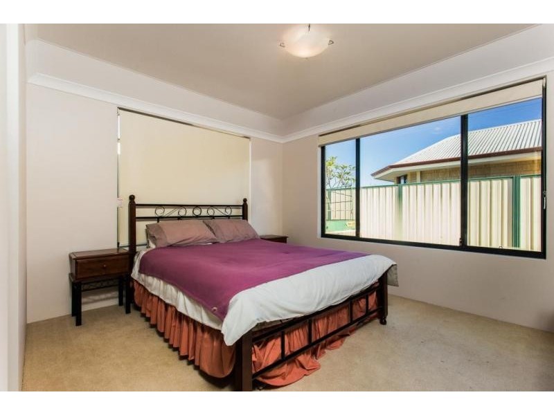 8 Sherbourne Corner, Success WA 6164