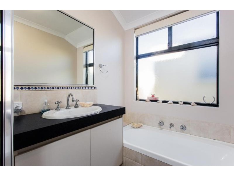 8 Sherbourne Corner, Success WA 6164