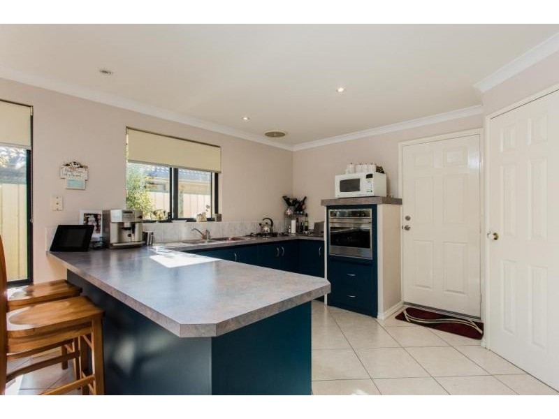 8 Sherbourne Corner, Success WA 6164