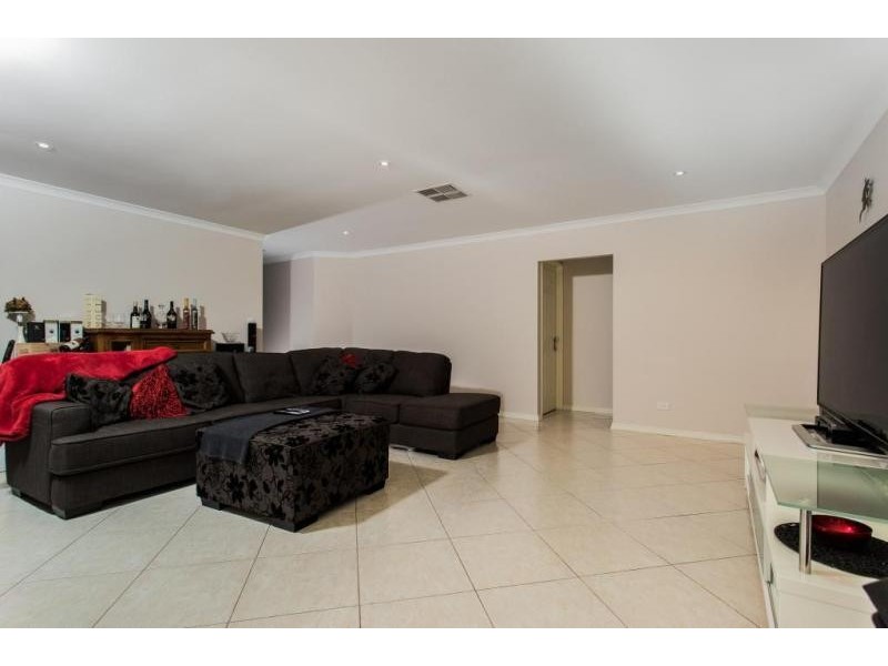 8 Sherbourne Corner, Success WA 6164