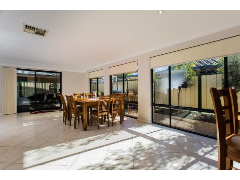 8 Sherbourne Corner, Success WA 6164