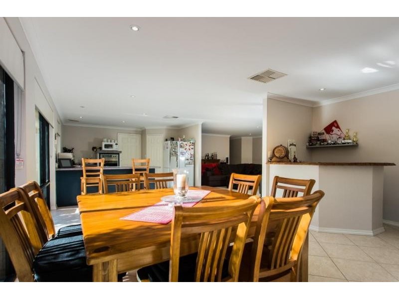 8 Sherbourne Corner, Success WA 6164