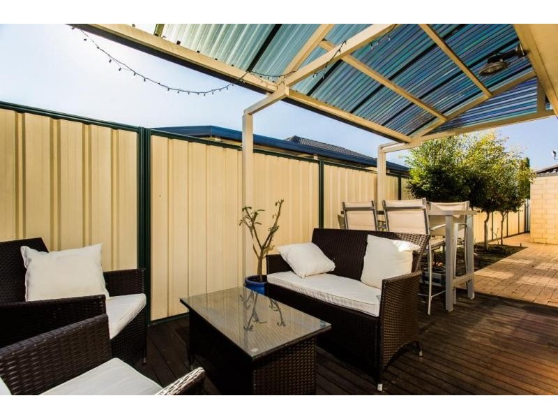 8 Sherbourne Corner, Success WA 6164